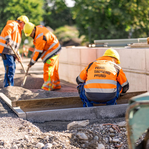 Tausendpfund Mitarbeitende im Einsatz Mitarbeiter von Tausendpfund arbeiten auf einer Baustelle.