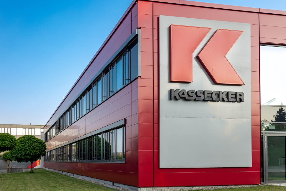 Firmengebäude des Bauunternehmens Kassecker in Waldsassen mit dem Logo und Schriftzug "KASSECKER".